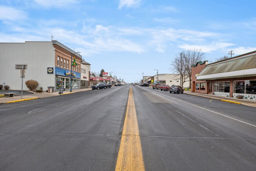 More Photos Of 639 Morgan St, Davenport Bank For Lease