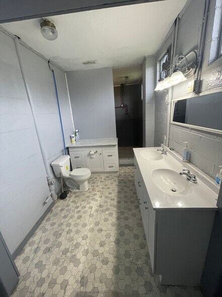 More Photos Of 10 Rhoda St, Farrell Flex For Lease