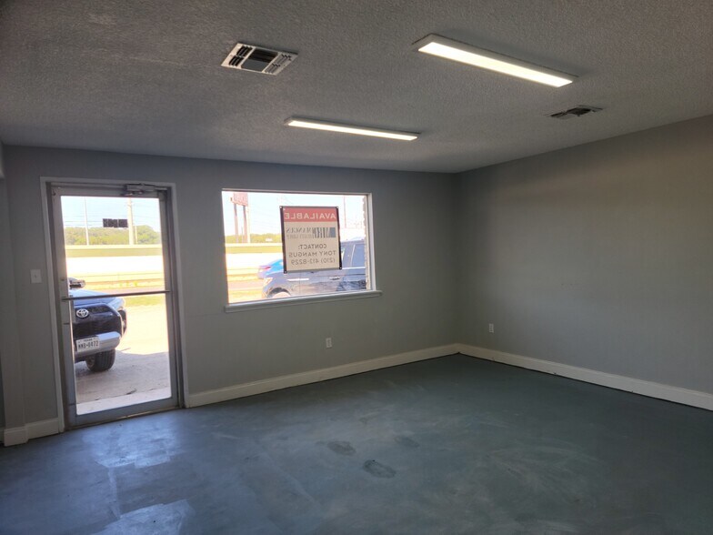 More Photos Of 32826 Interstate 10 W, Boerne Office For Lease
