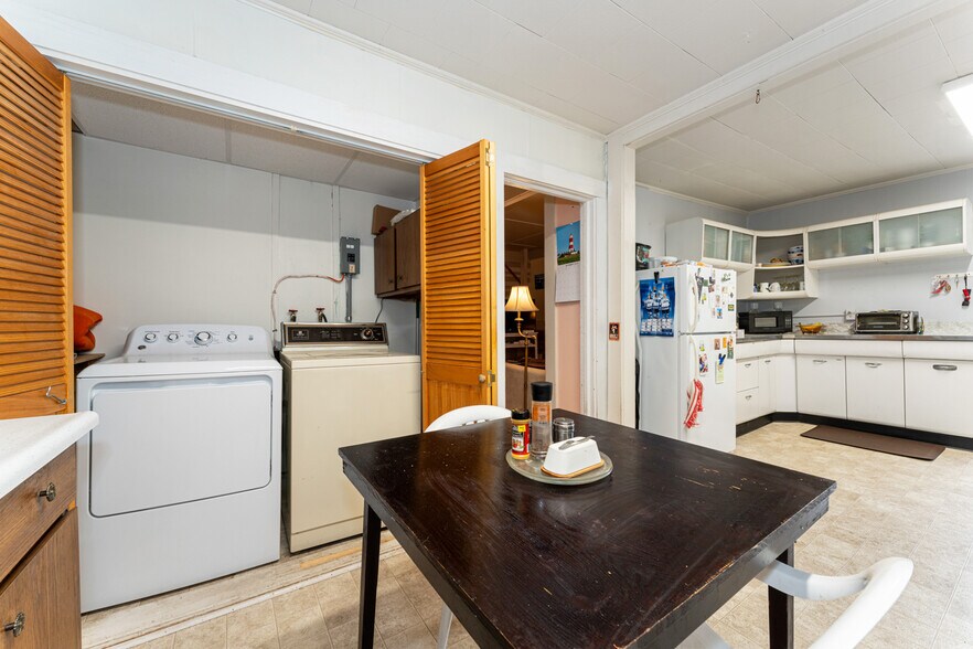 More Photos Of 19 Cottage St, Bar Harbor Storefront For Sale