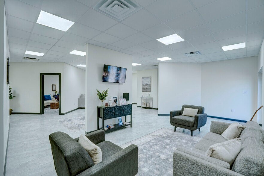 More Photos Of 300 Santa Fe Trl, Duncanville Freestanding For Sale