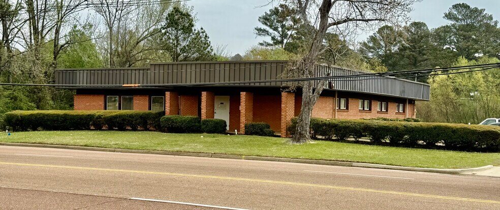 Primary Photo Of 1814 Hospital Dr, Jackson Healthcare For Sale