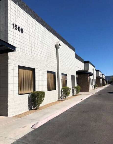 More Photos Of 1506 W Whispering Wind Dr, Phoenix Warehouse For Lease