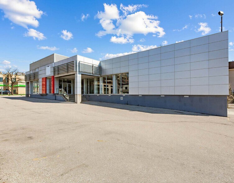 More Photos Of 1661 Avenue Rd, Toronto Auto Dealership For Lease