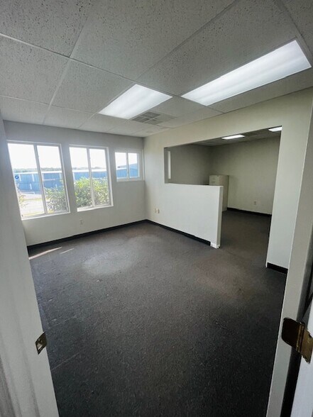 More Photos Of 114 Perimeter Rd, Nashua Light Distribution For Lease