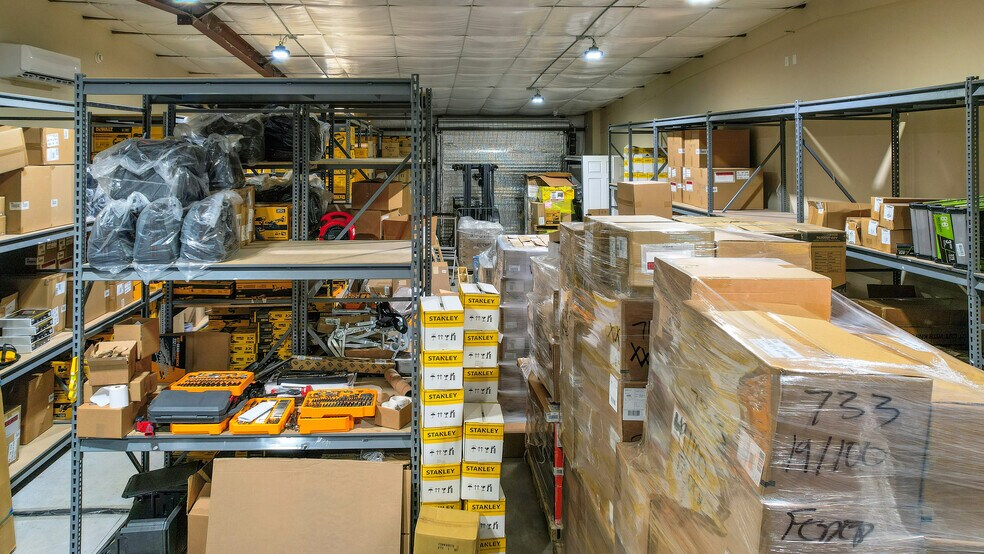 More Photos Of 1818 Greenleaf Ln, Leesburg Warehouse For Sale