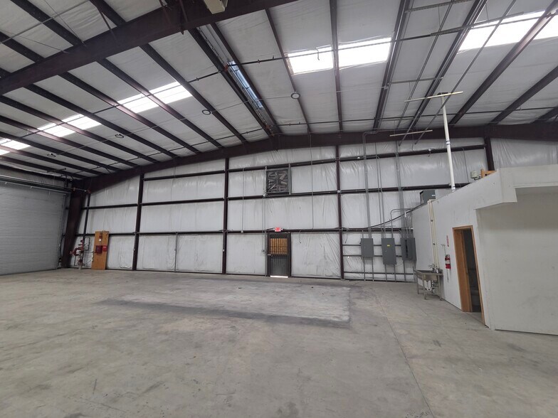 More Photos Of 11100 Osgood Dr, San Antonio Industrial For Lease