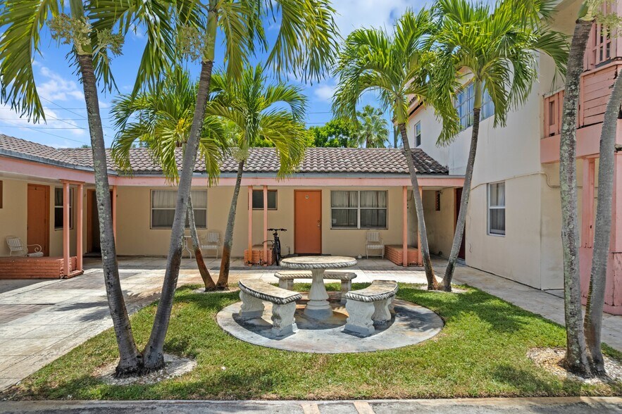 More Photos Of 7800 S Dixie Hwy, West Palm Beach Hotel For Sale