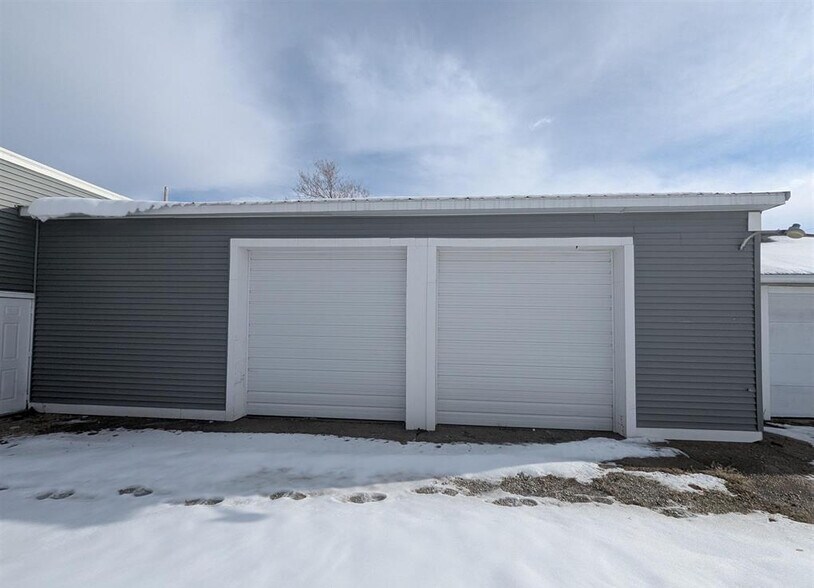 More Photos Of 421 E Moneta Ave, Peoria Heights Self Storage For Lease