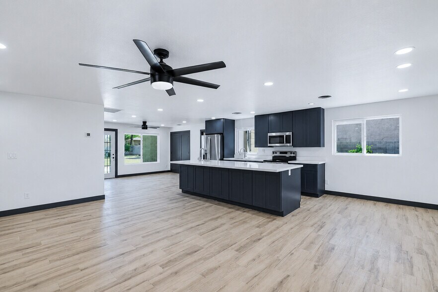 More Photos Of 958 W Main St, Mesa Flex For Lease