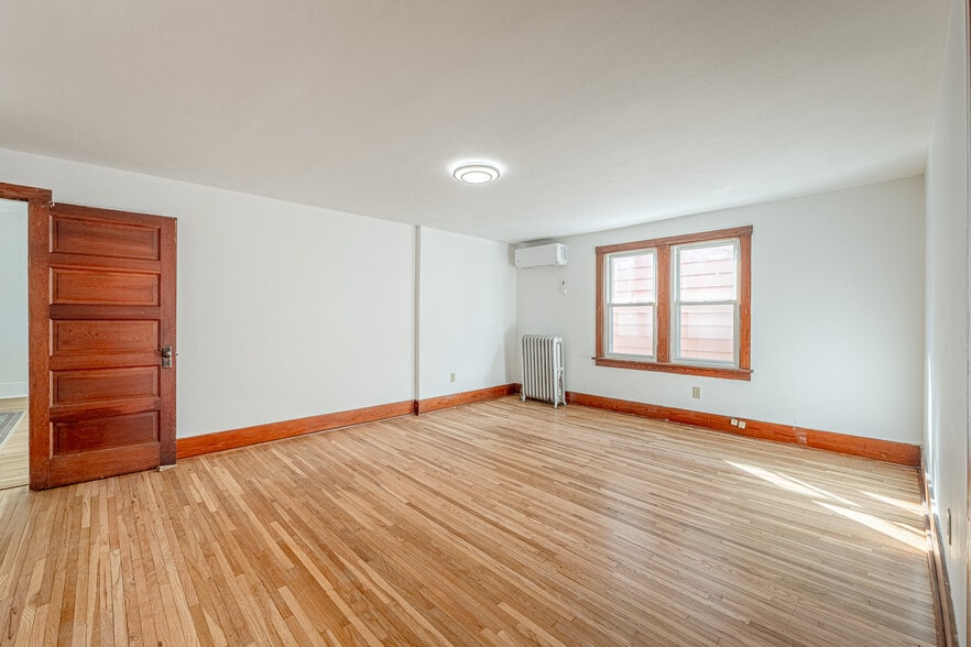 More Photos Of 127 W Main St, Belleville Restaurant For Sale