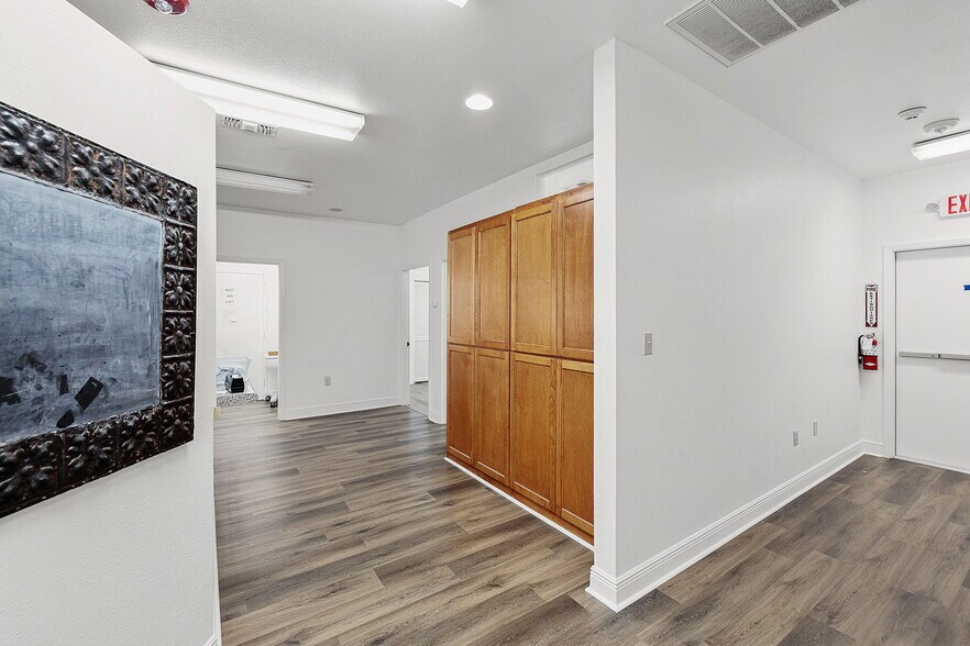 More Photos Of 515 E Court St, Seguin Office Residential For Lease