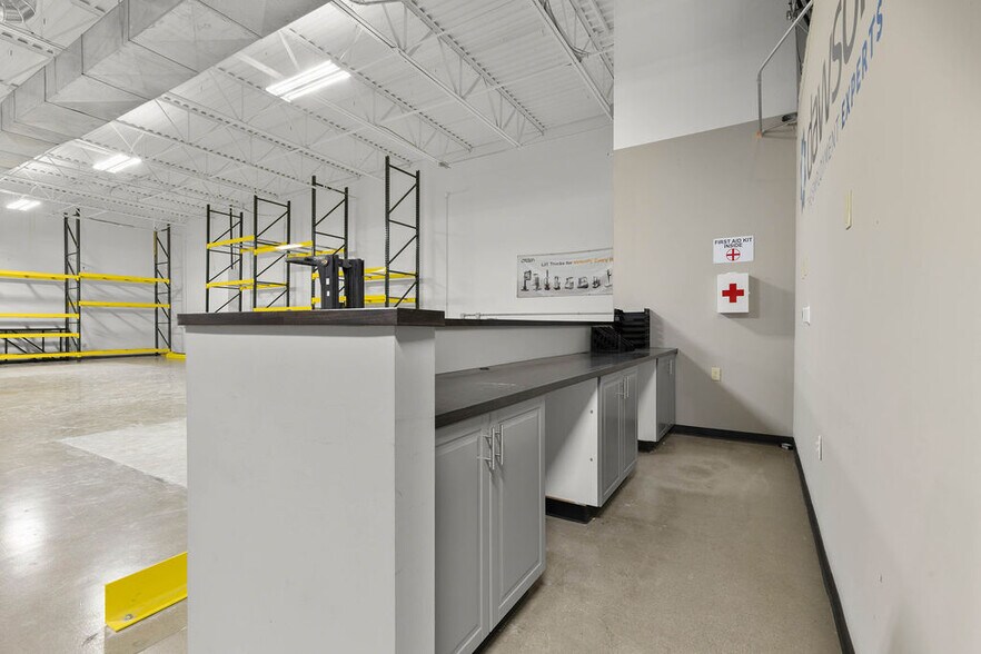 More Photos Of 3051 Delta Marine Dr, Reynoldsburg Light Manufacturing For Sale