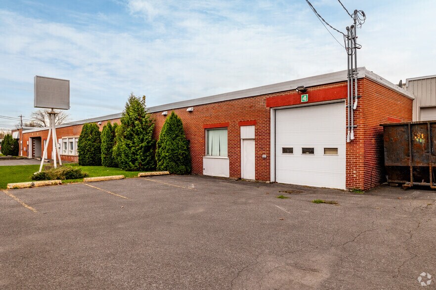 More Photos Of 126 Rue Jacques-Cartier N, St-Jean Storefront For Sale