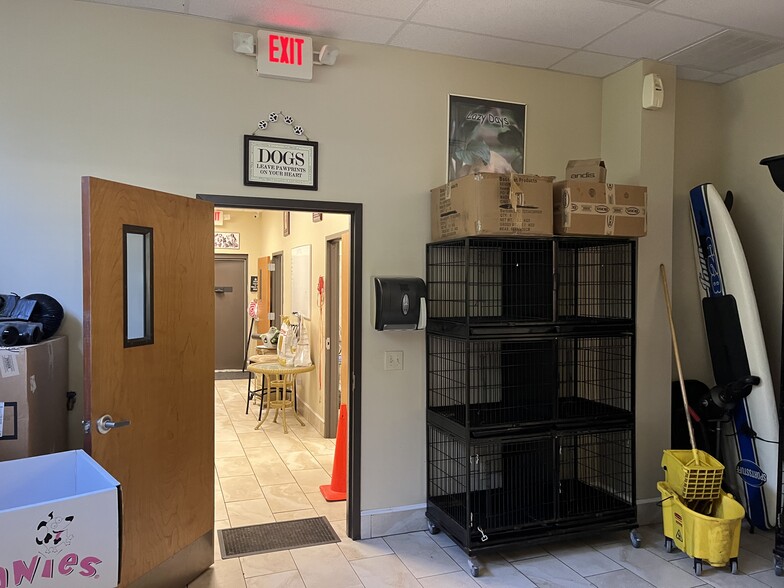 More Photos Of 1343 Lane Ave S, Jacksonville Veterinarian Kennel For Sale