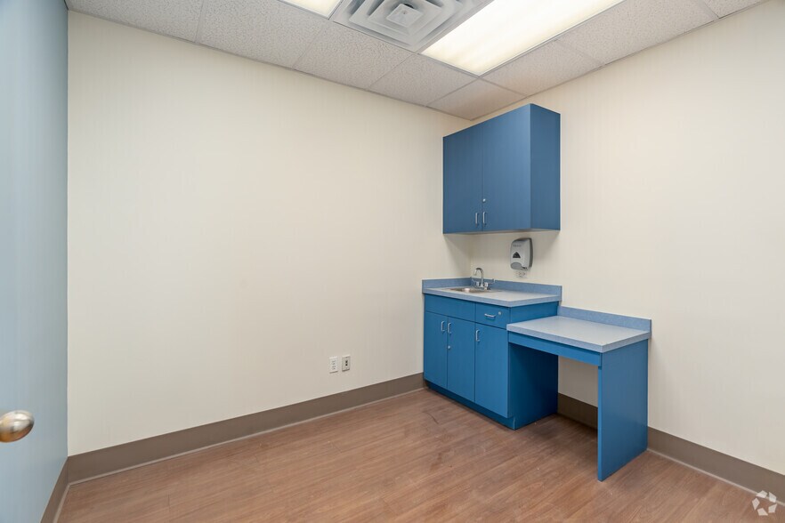 More Photos Of 211-20 Union Tpke, Oakland Gardens Storefront Retail Office For Lease