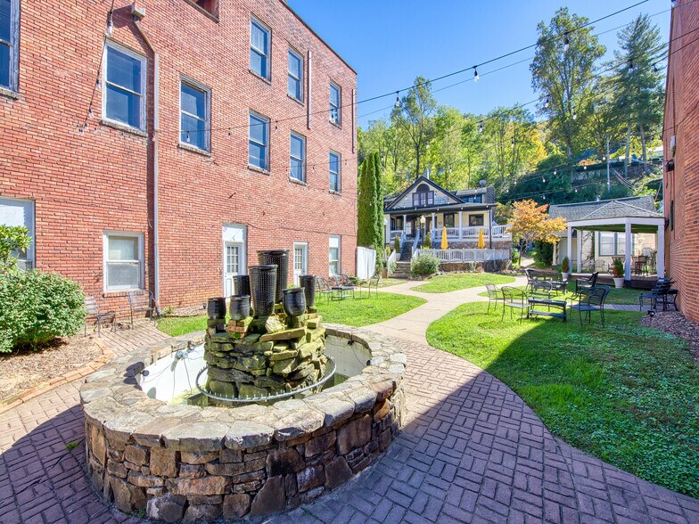 More Photos Of 553 W Main St, Sylva Restaurant For Lease