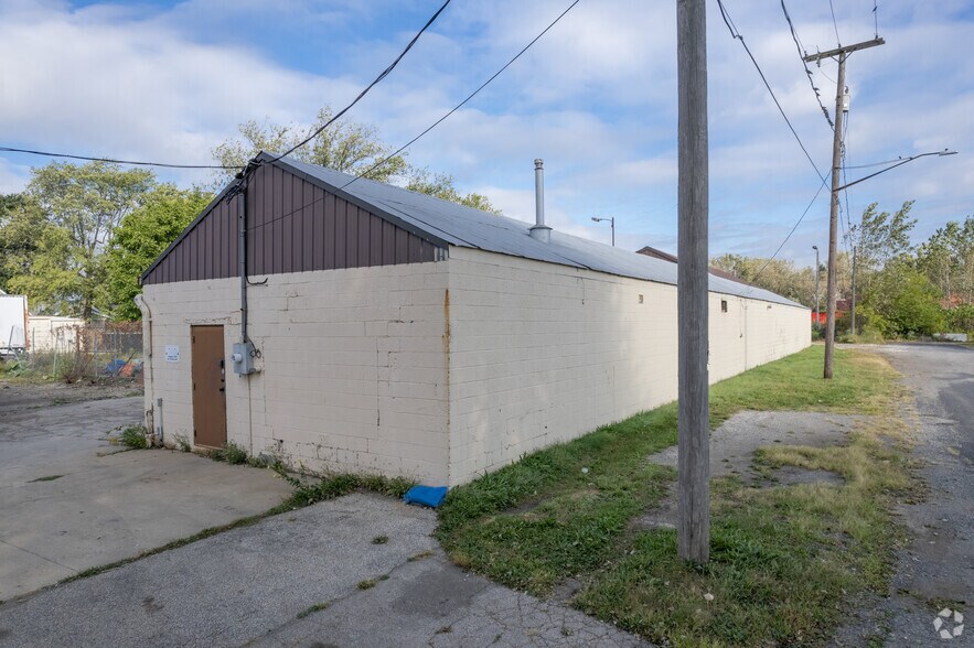 More Photos Of 38 W Sylvania Ave, Toledo Warehouse For Lease