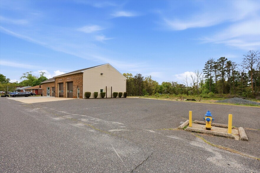 More Photos Of 525 Oakland Ave, Berlin Flex For Lease
