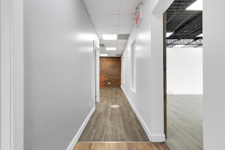 More Photos Of 298-300 Ch du Bord-du-Lac-Lakeshore, Pointe-claire Storefront For Lease
