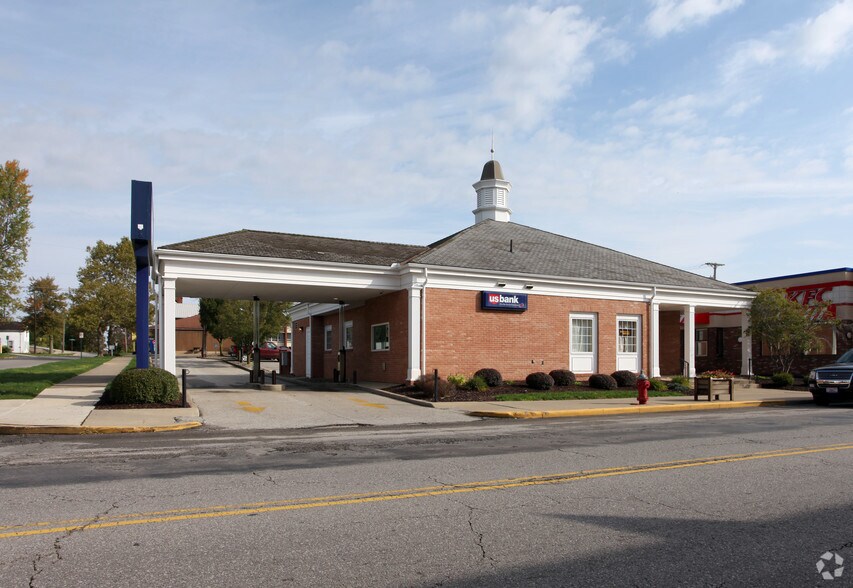 Primary Photo Of 85 W Main St, Shelby Bank For Lease