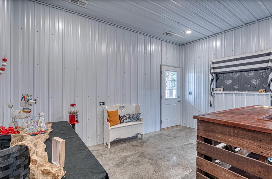 More Photos Of 1601 ST RTE 56E STATE ROUTE 56E, Morganfield Veterinarian Kennel For Sale