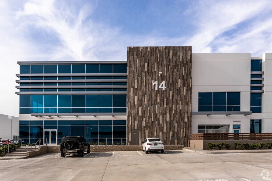 More Photos Of 14 Longitude Way, Corona Distribution For Sale