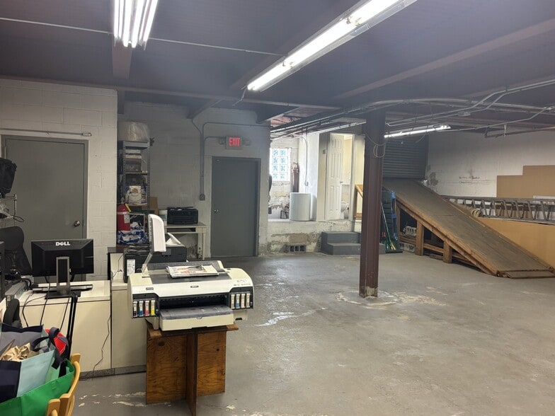 More Photos Of 11 Bertel Ave, Mount Vernon Warehouse For Lease