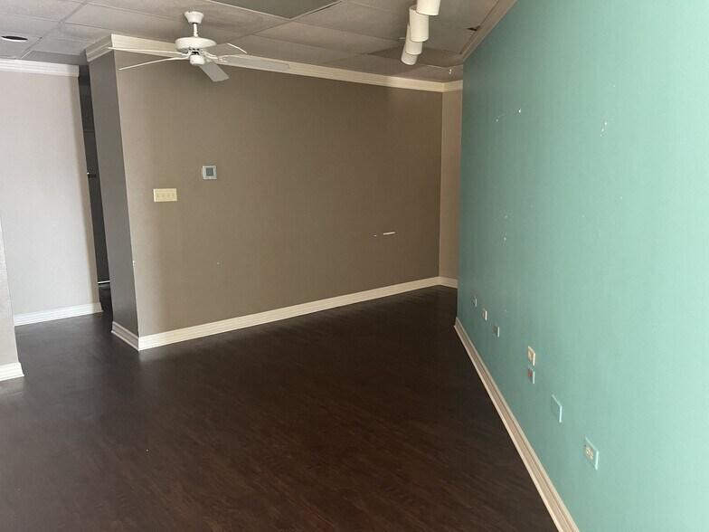 More Photos Of 404 University Dr E, College Station General Retail For Lease