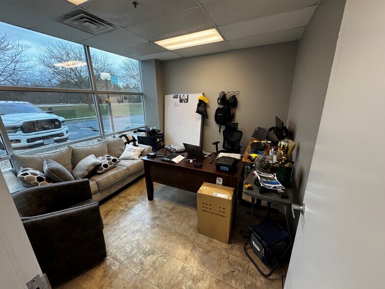 More Photos Of 8301 NW 101st Ter, Kansas City Flex For Lease