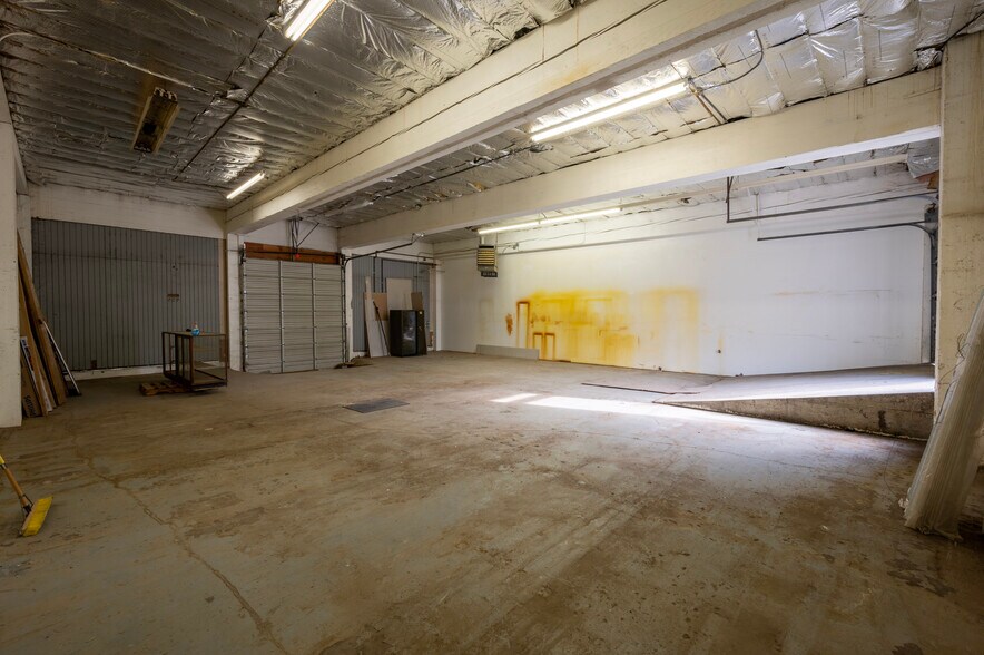 More Photos Of 1301-1305 SE Grand Ave, Portland Storefront For Lease