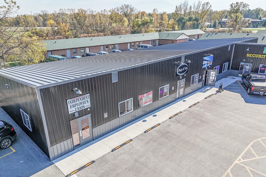 More Photos Of 1186 N Shawano St, New London General Retail For Lease