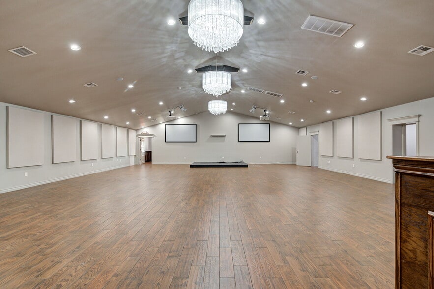 More Photos Of 450 E Main St, Yukon Religious Facility For Sale