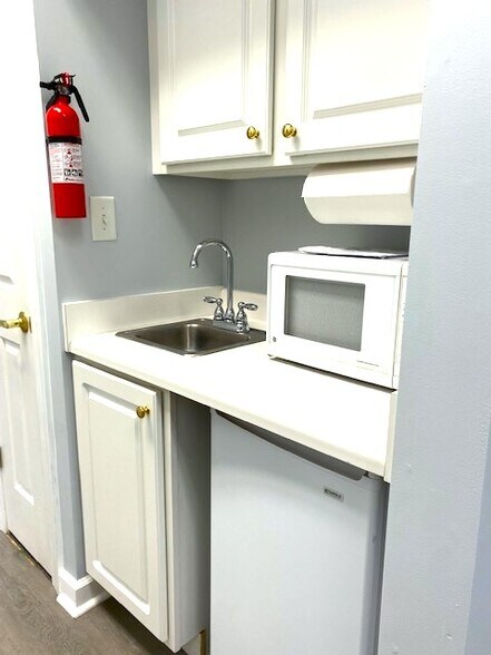 More Photos Of 8402 Six Forks Rd, Raleigh Office For Lease