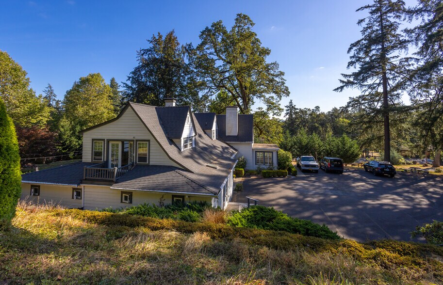 More Photos Of 20255 Willamette Dr, West Linn Specialty For Sale