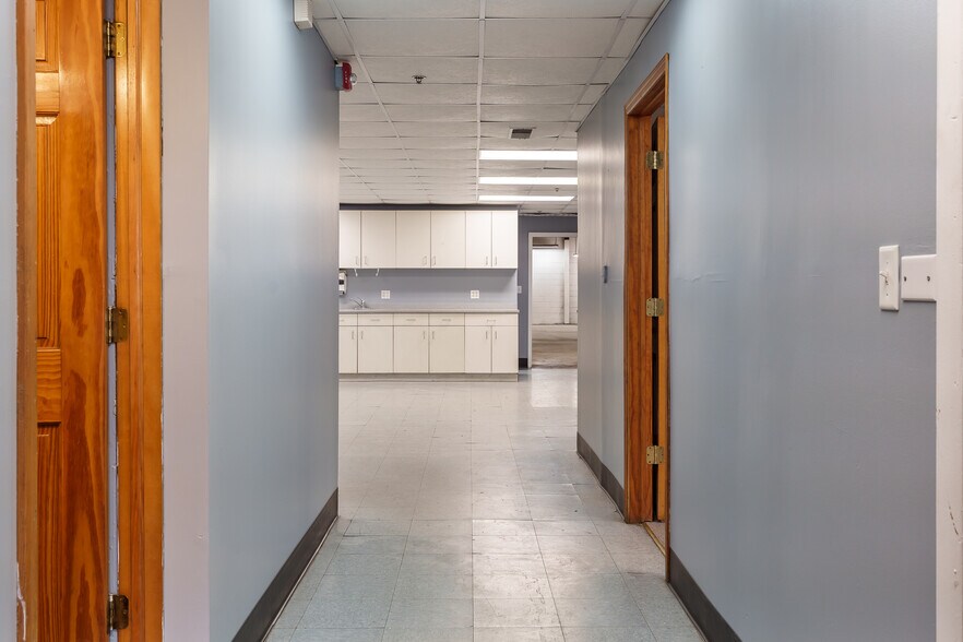 More Photos Of 3944 Auburn St, Rockford Industrial For Sale