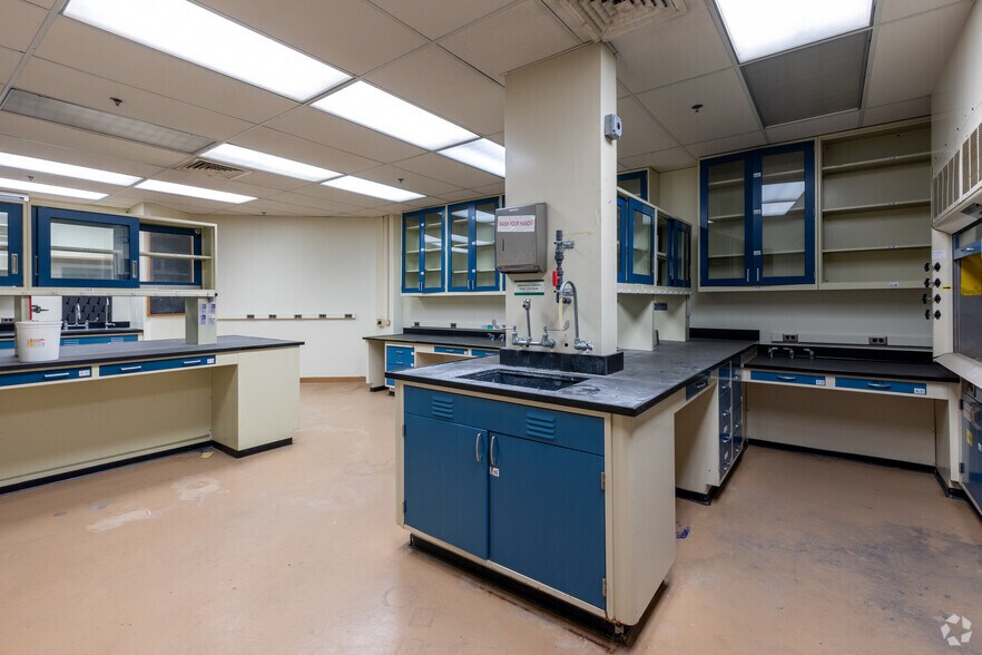 More Photos Of 110 E Warren Ave, Detroit Medical For Lease