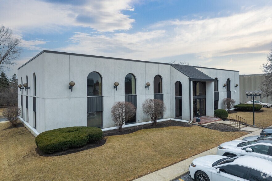 More Photos Of 5 E College Dr, Arlington Heights Office For Sale
