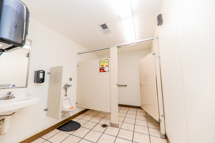 More Photos Of 101 E Main St, Saint Jacob General Retail For Sale