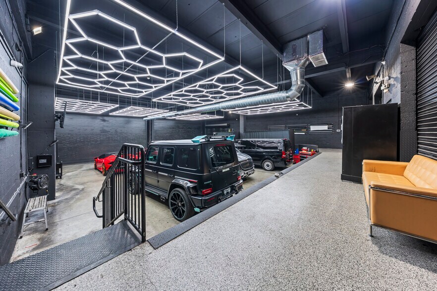 More Photos Of 2500 NW 39th St, Miami Light Distribution For Sale