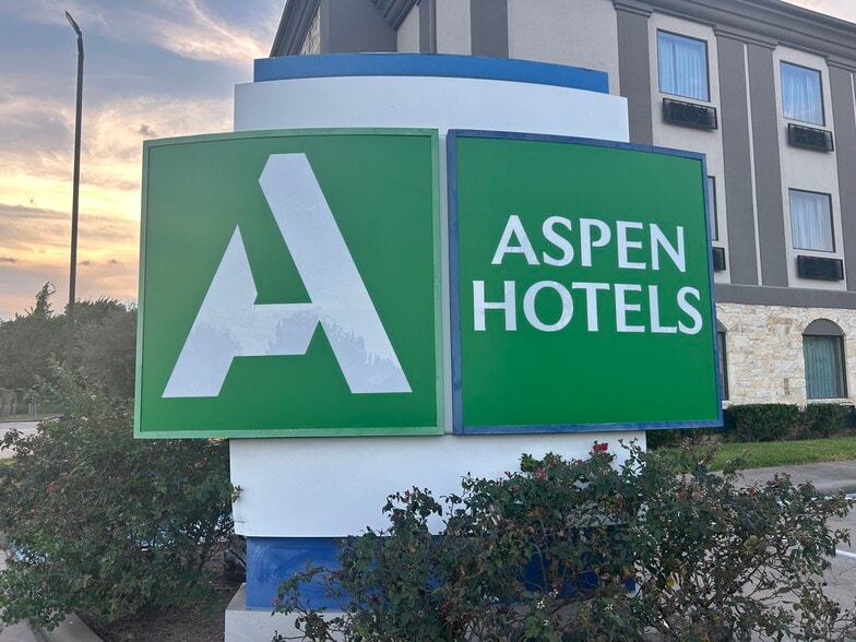 More Photos Of 2205 Barker Oaks Dr, Houston Hotel For Sale