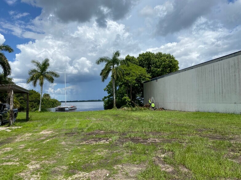 More Photos Of 3120-3131 E Riverside Dr, Fort Myers Flex For Sale