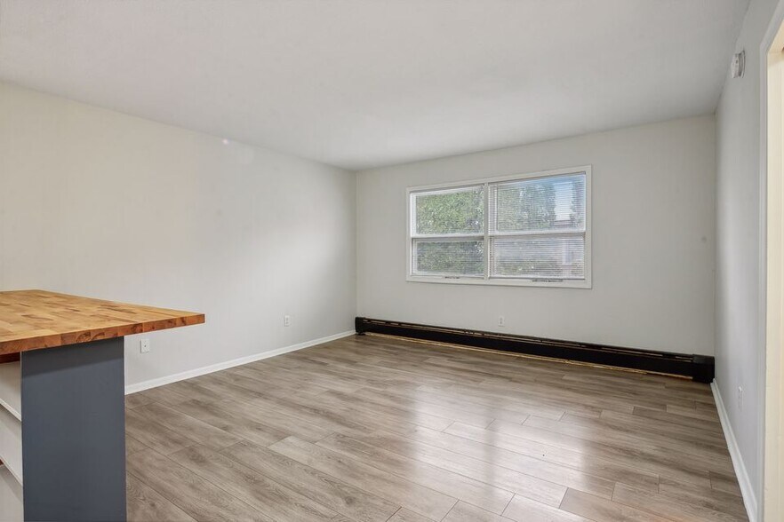 More Photos Of 2009-2017 Commerce Blvd, Mound Apartments For Sale