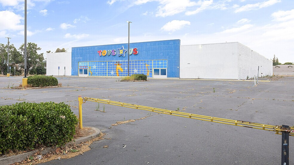 More Photos Of 2700 Sisk Rd, Modesto Freestanding For Lease