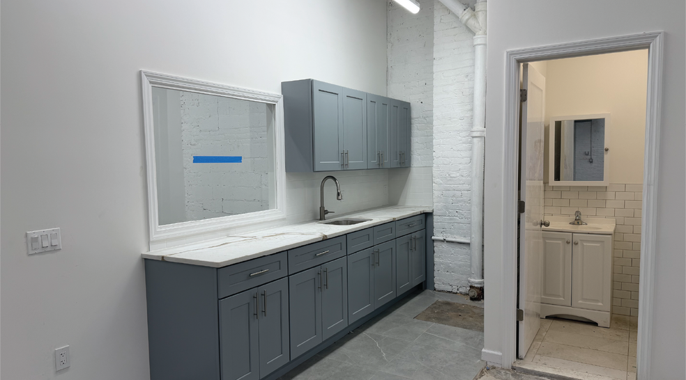 More Photos Of 3252 58th St, Woodside Distribution For Lease