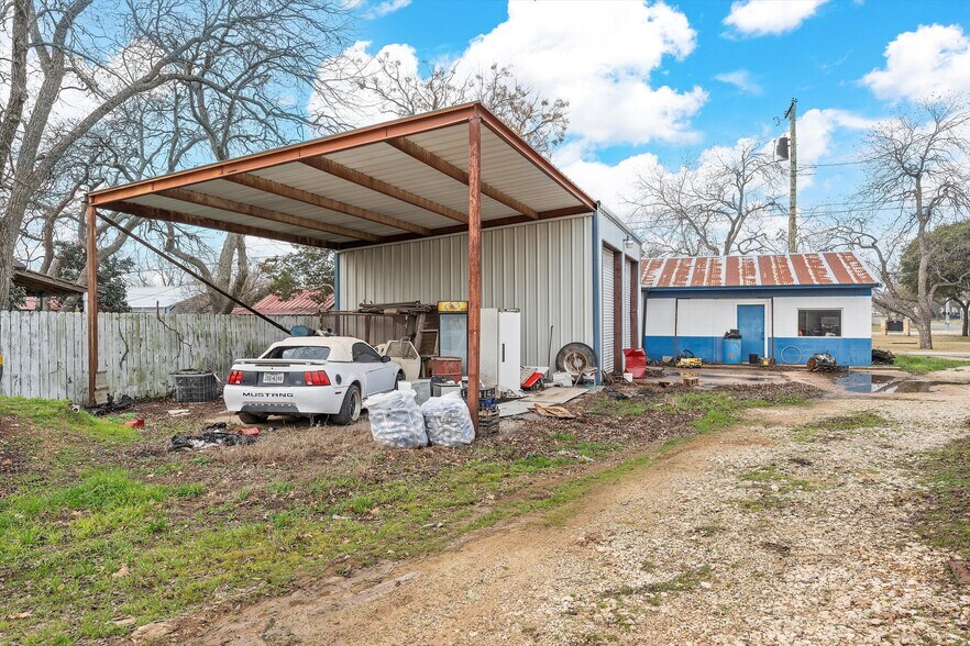 More Photos Of 201 W Oak St, West Service Station For Sale