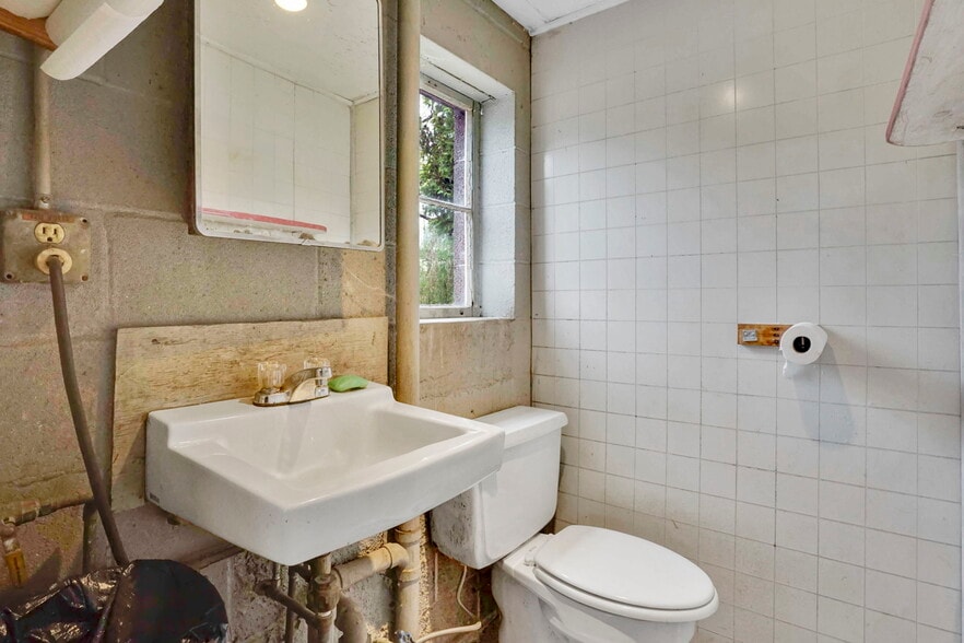 More Photos Of 91 Squawfield Rd, Westfield Service For Sale