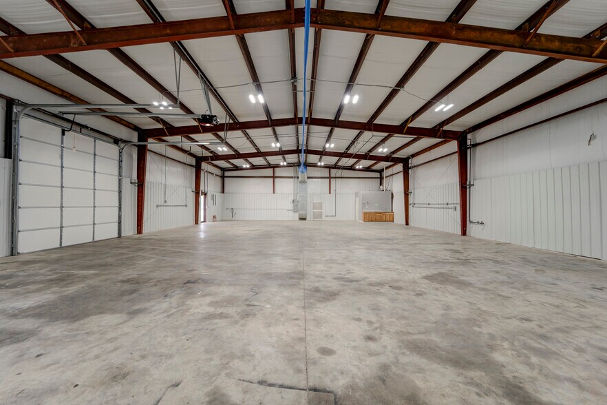More Photos Of 2594 E Heritage Pkwy, Farmington Warehouse For Lease