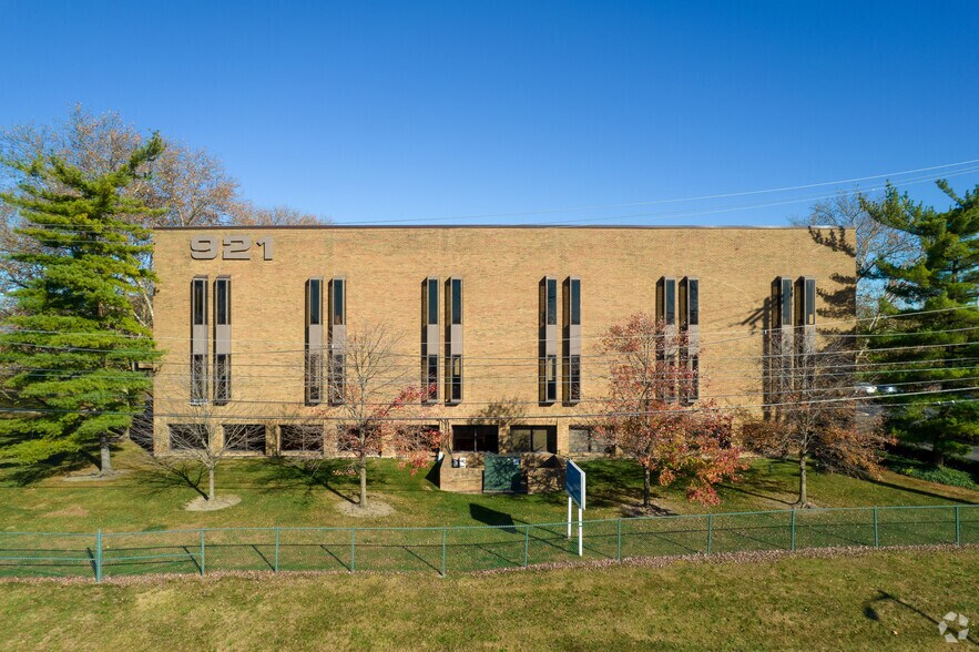 Primary Photo Of 921 Chatham Ln, Columbus Office For Lease