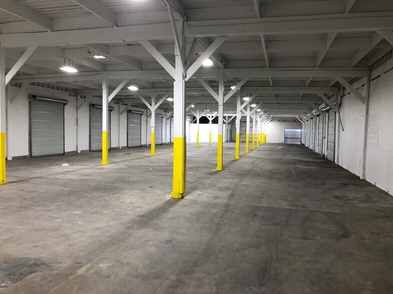 More Photos Of 10400 N Burgard Way, Portland Warehouse For Lease